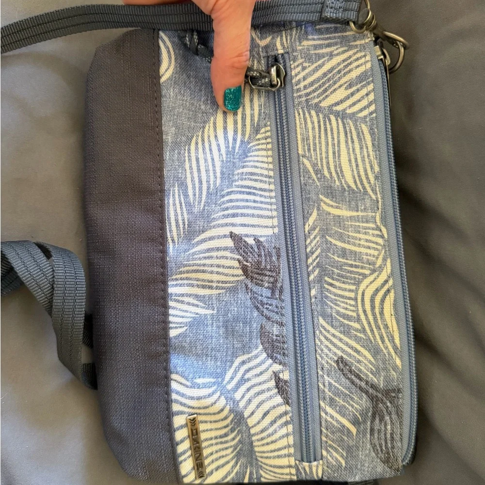 Dakine lightweight crossbody